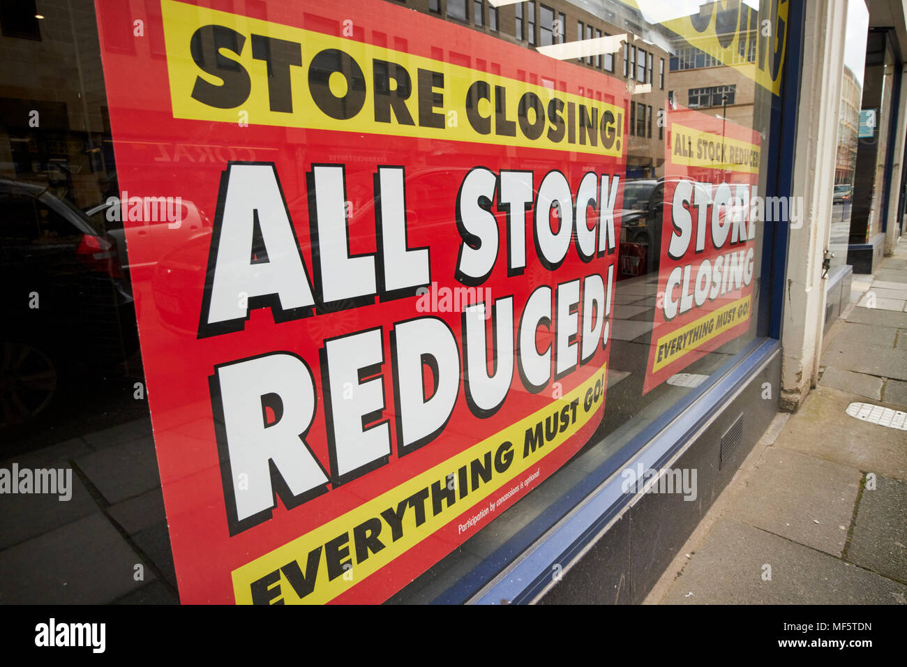 Maplin store con tutte le scorte ridotte store segni di chiusura nella finestra Bath Somerset England Regno Unito Foto Stock