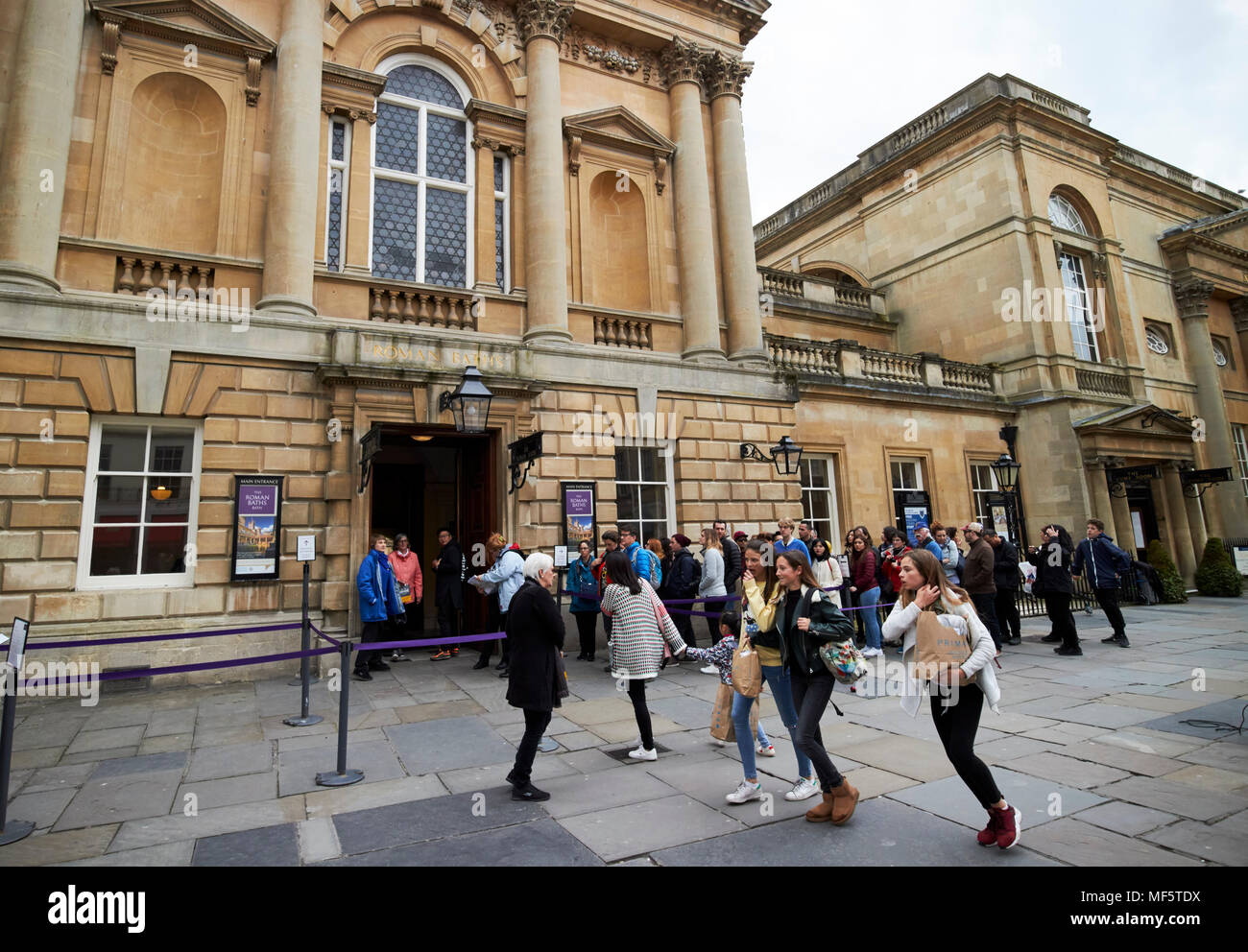 Coda di turisti per la voce al di fuori del bagno romano nel centro della storica Bath Somerset England Regno Unito Foto Stock