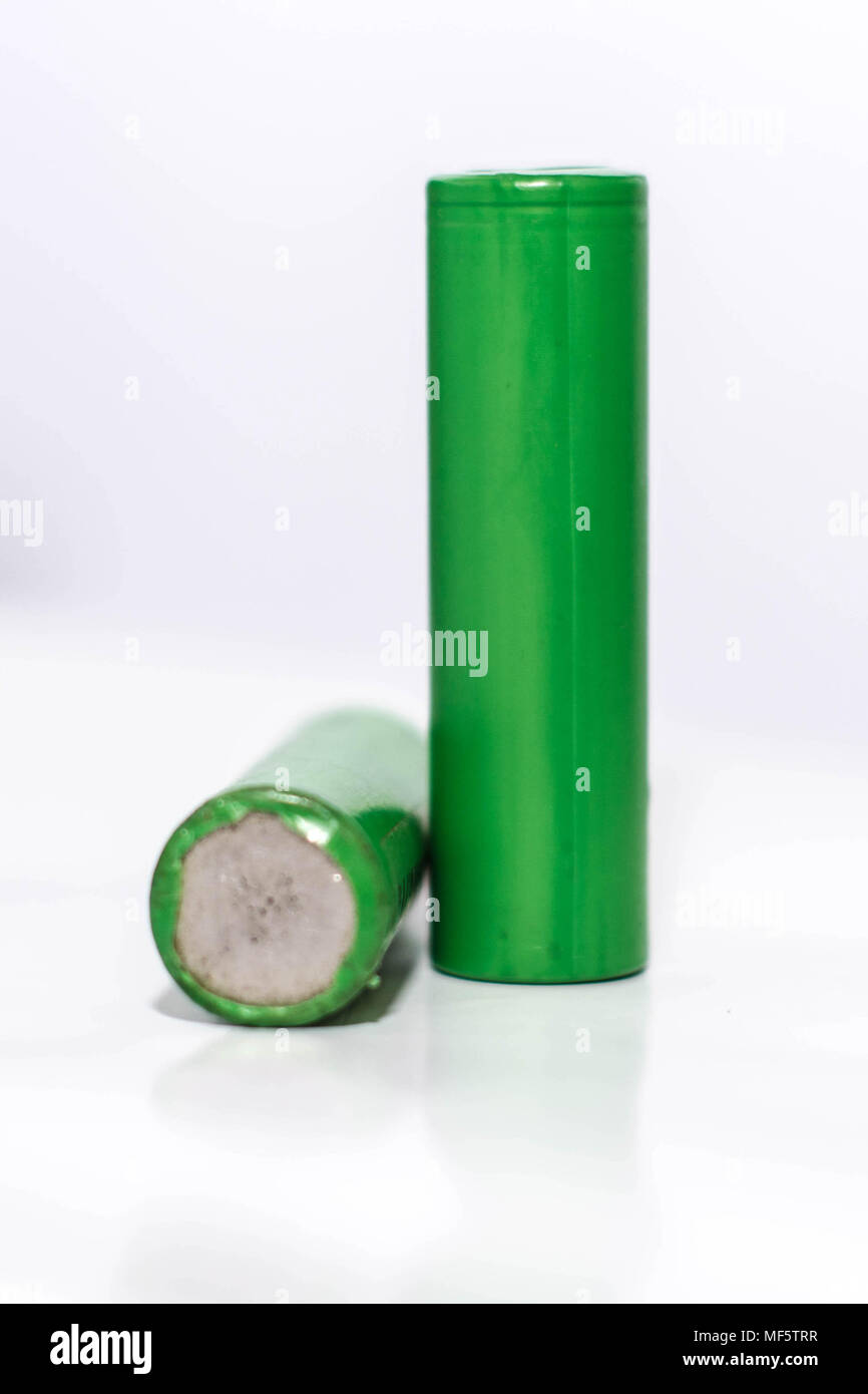 Personal vaporizzatore con batteria e q o succo e liquido, batteria verde e nero e ciggaretes con liquido isolato in uno sfondo bianco Foto Stock