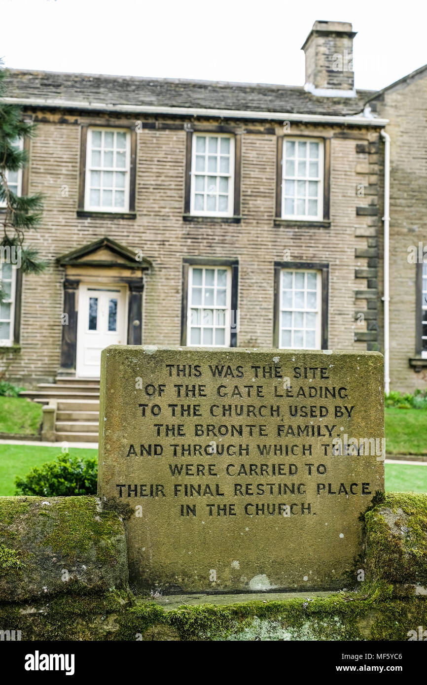 Il Bronte Parsonage, Haworth Village, West Yorkshire, Inghilterra Foto Stock