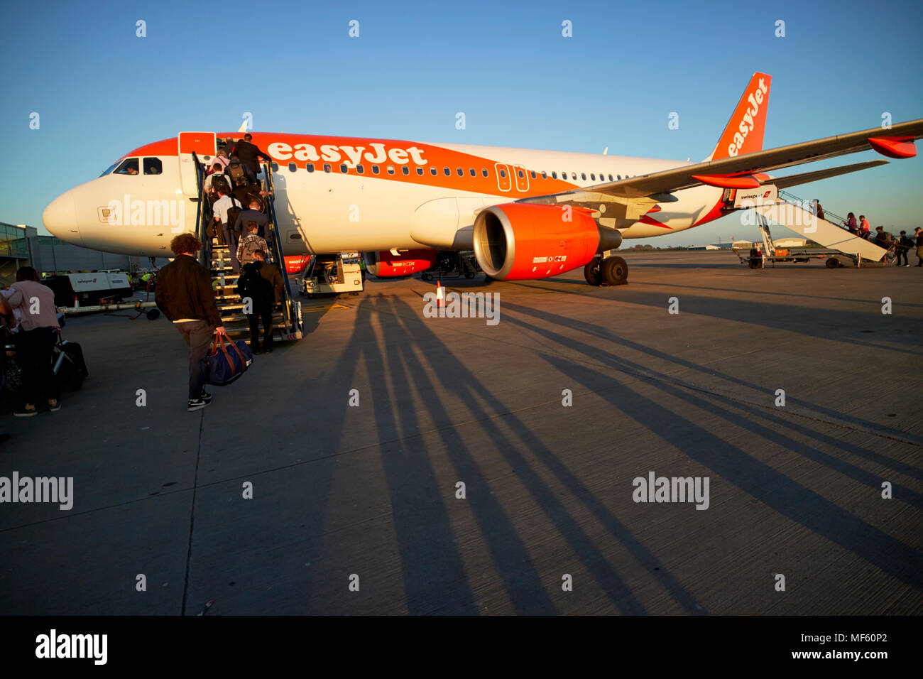 Imbarco passeggeri easyjet aeromobile da gradini di fronte all'aeroporto di Bristol England Regno Unito Foto Stock