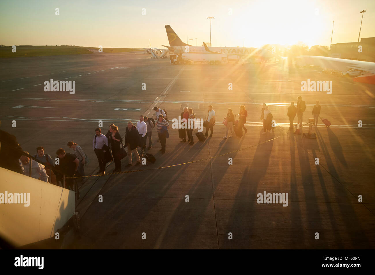 Imbarco passeggeri in volo di sera via aereo fasi posteriori come set di sole l'aeroporto di Bristol England Regno Unito Foto Stock