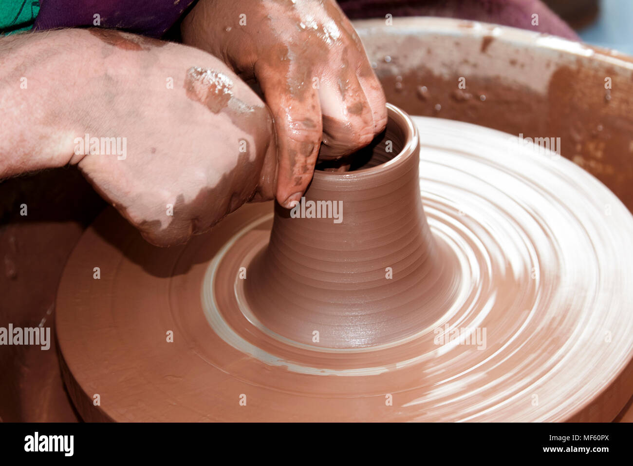 Potter argilla di lavoro su una ruota che gira nel Regno Unito Foto Stock