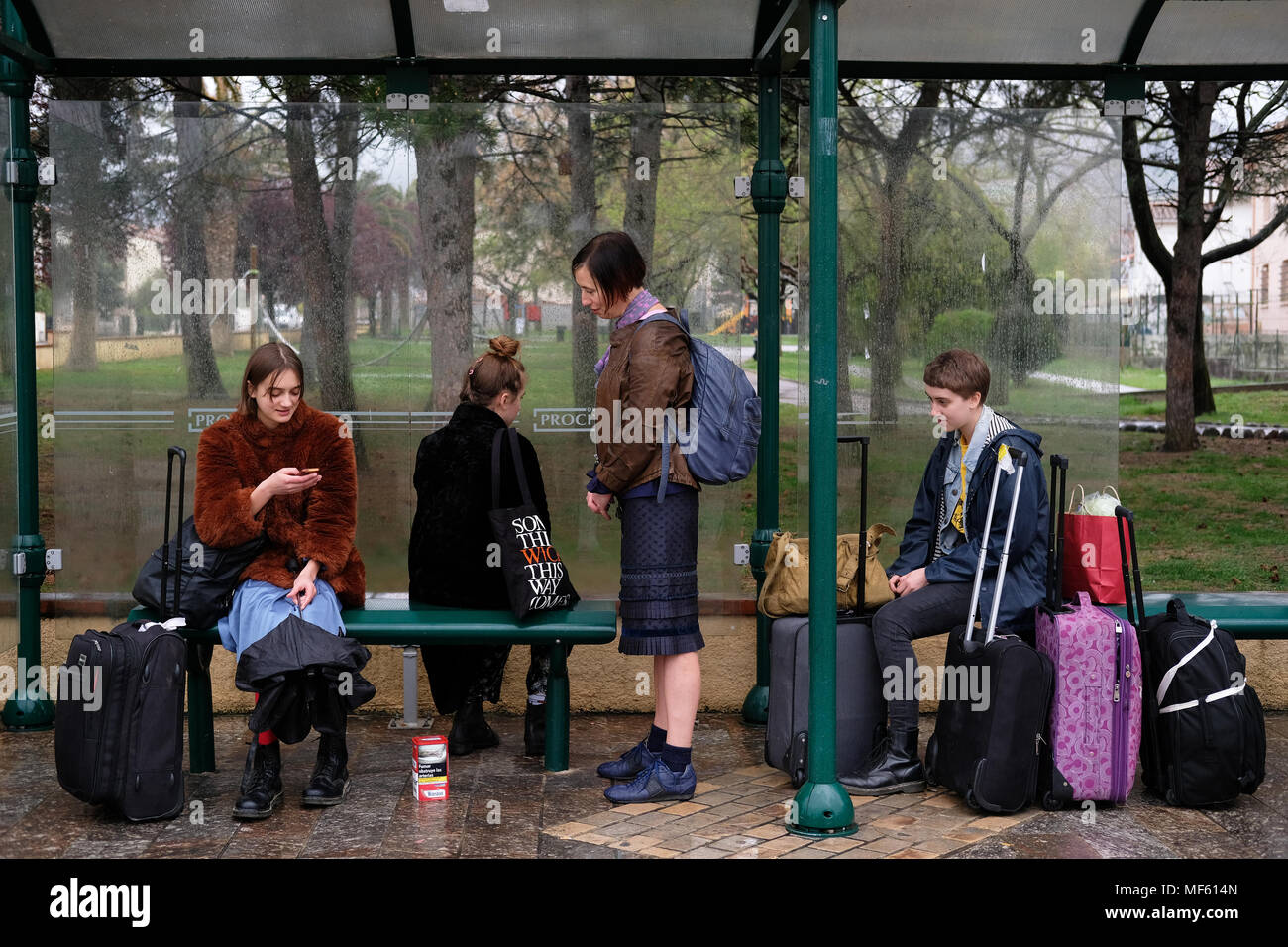 Una madre e le sue figlie in attesa di un autobus in Sete, Francia Foto Stock