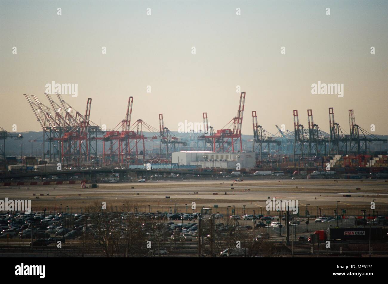 Vista aerea del porto di Newark su una mattina smoggy in Newark, New Jersey, con aree industriali e del trasporto merci intermodale contenitori, gantry gru e altre attrezzature visibile, Marzo 18, 2018. () Foto Stock