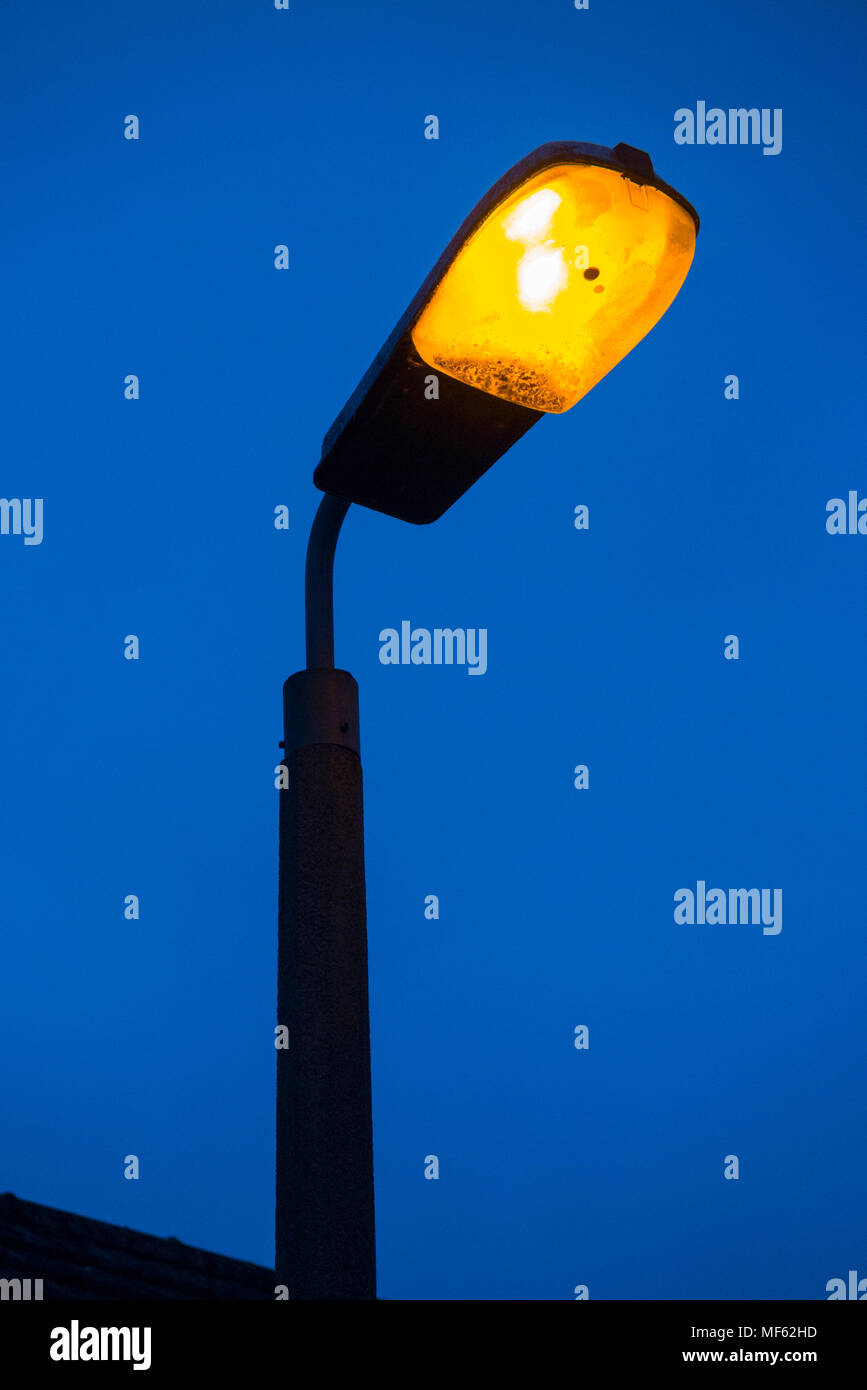 Lampione / Luce / luci / lampade di una vecchia tecnologia di sodio, che sarà presto sostituito da LED. (96) Foto Stock