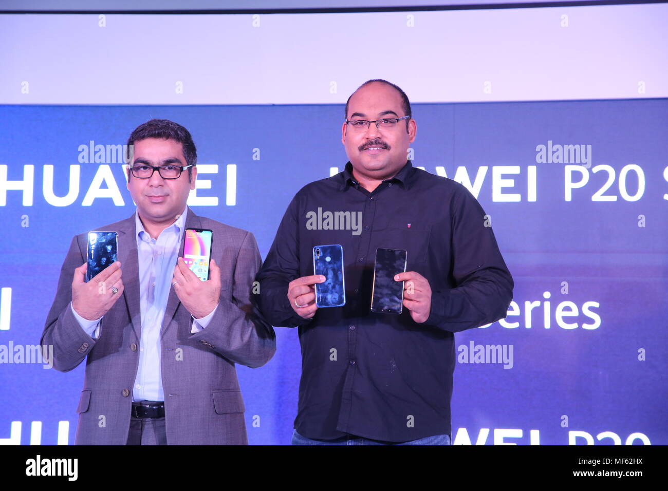 New Delhi, India. 25 Maggio, 2018. P. Sanjeev (R) (Vicepresidente, Vendite Huawei Business Group) e Suhail Tarique(L) (OCM) svelando la P20 Lite e il P20 Pro Credit: Jyoti Kapoor/Pacific Press/Alamy Live News Foto Stock