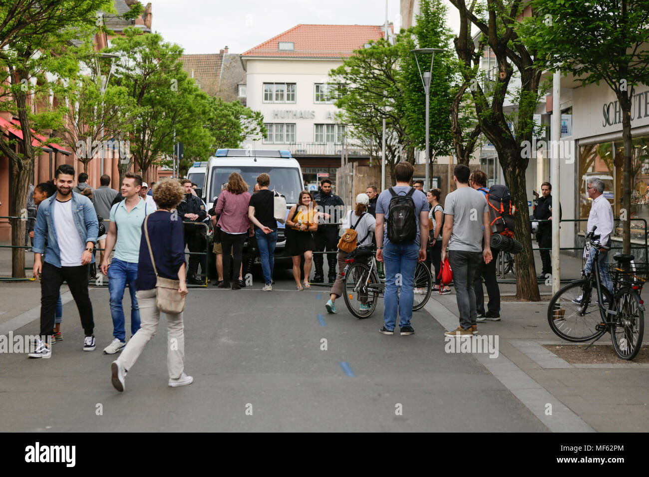 Mainz, Germania. 23 apr, 2018. La polizia ha isolato una vasta area attorno al rightwing protestare con le recinzioni. Intorno 50 a destra i dimostranti si sono stretti nel centro città di Magonza, per protestare contro il governo tedesco, per la chiusura delle frontiere e contro i rifugiati sotto lo slogan "erkel ha per andare'. Essi sono stati heckled da circa 350 contro i manifestanti. Credito: Michael Debets/Pacific Press/Alamy Live News Foto Stock