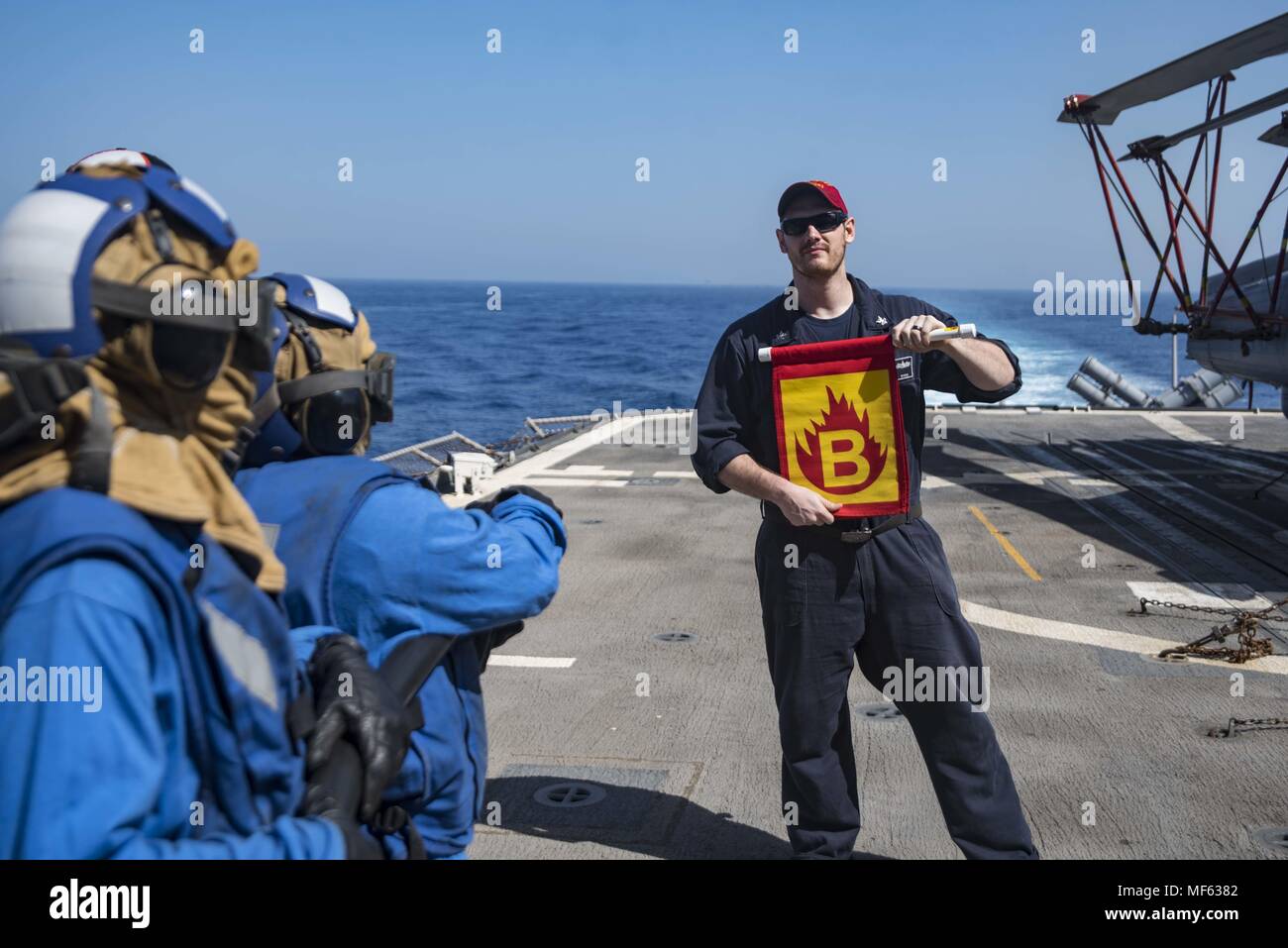 180416-N-DO281-0060 mare rosso (16 aprile 2018) tecnico dello scafo 2a classe Kristofer boschi simula un incendio durante un elicottero crash e smash praticare a bordo guidato-missili cruiser USS Monterey (CG 61), 16 aprile 2018. Il Monterey è distribuito negli Stati Uniti Quinta Flotta area di operazioni a sostegno della sicurezza marittima operazioni per rassicurare gli alleati e partner e preservare la libertà di navigazione e il libero flusso di commercio nella regione. (U.S. Foto di Marina di Massa Specialista comunicazione marinaio Trey Fowler). () Foto Stock