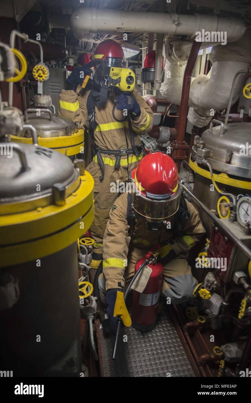 171031-N-DO281-117 OCEANO ATLANTICO (ott. 31, 2017) marinai rispondere al motore principale una camera durante un spazio principale drill incendio a bordo guidato-missili cruiser USS Monterey (CG 61), Ottobre 31, 2017. Il Monterey è distribuito a sostegno della sicurezza marittima le operazioni negli Stati Uniti La quinta e la sesta flotta area di operazioni (U.S. Foto di Marina di Massa Specialista comunicazione marinaio Trey Fowler/RILASCIATO). () Foto Stock