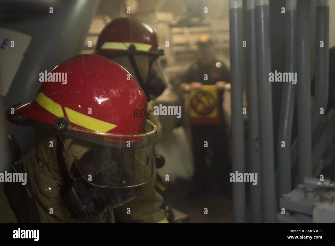 171028-N-DO281-097 OCEANO ATLANTICO (ott. 28, 2017) marinai contro un incendio durante un quartier generale (GQ) praticare, a bordo guidato-missili cruiser USS Monterey (CG 61), 28 ottobre 2017. Il Monterey è distribuito a sostegno della sicurezza marittima le operazioni negli Stati Uniti la quinta e la sesta flotta area di operazioni (U.S. Foto di Marina di Massa Specialista comunicazione marinaio Trey Fowler). () Foto Stock