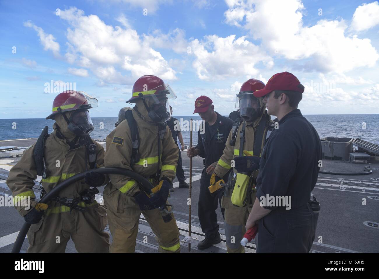 171021-N-DO281-109 OCEANO ATLANTICO (ott. 21, 2017) marinai contro un incendio durante un appendiabiti drill incendio a bordo le visite-missili cruiser USS Monterey (CG 61), Ottobre 21, 2017. Il Monterey è distribuito a sostegno della sicurezza marittima le operazioni negli Stati Uniti la quinta e la sesta flotta area di operazioni (U.S. Foto di Marina di Massa Specialista comunicazione marinaio Trey Fowler). () Foto Stock