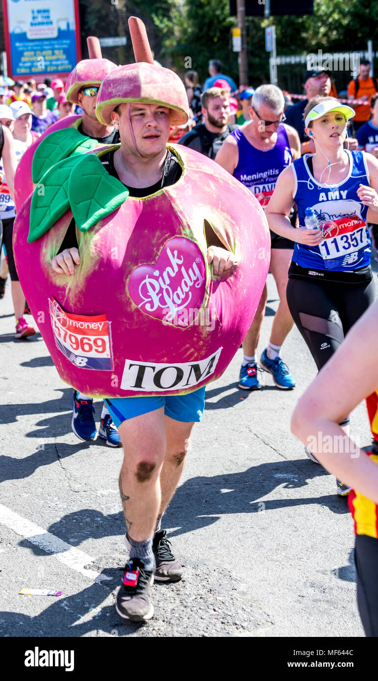 Divertimento runner acceso per carità al 2018 denaro VIRGIN LONDON MARATHON Foto Stock