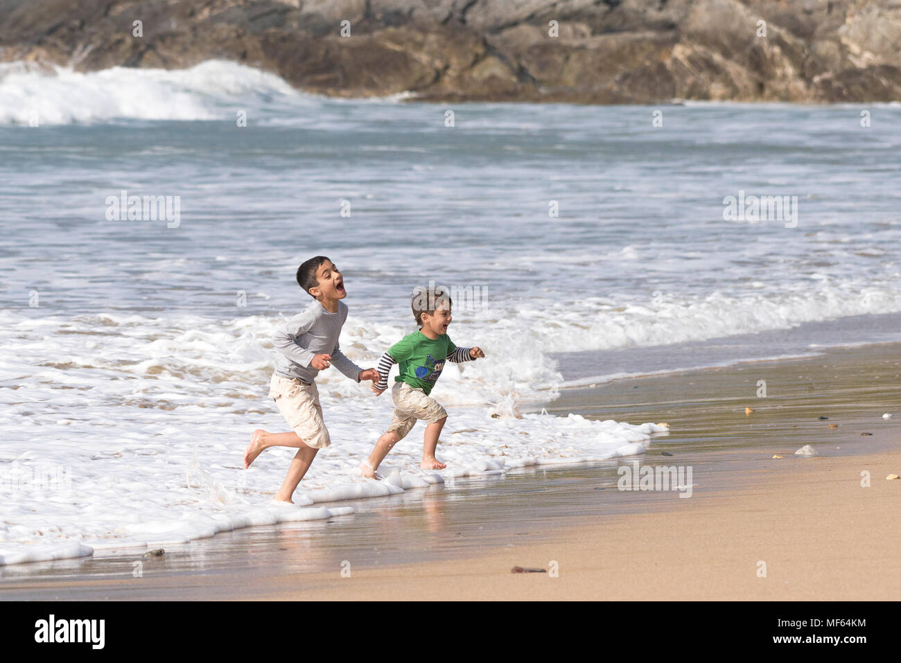 I bambini in una vacanza di staycation divertirsi al mare. Foto Stock