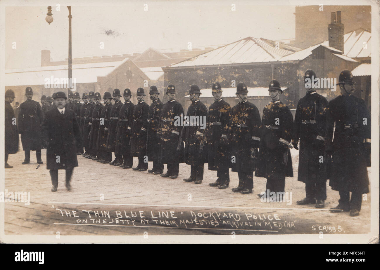 Real Photo cartolina del Dockyard la polizia di Portsmouth, Hampshire. In attesa dell'arrivo dei loro Maestà Arrivo a Medina, Isola di Wight nel 1912 Foto Stock