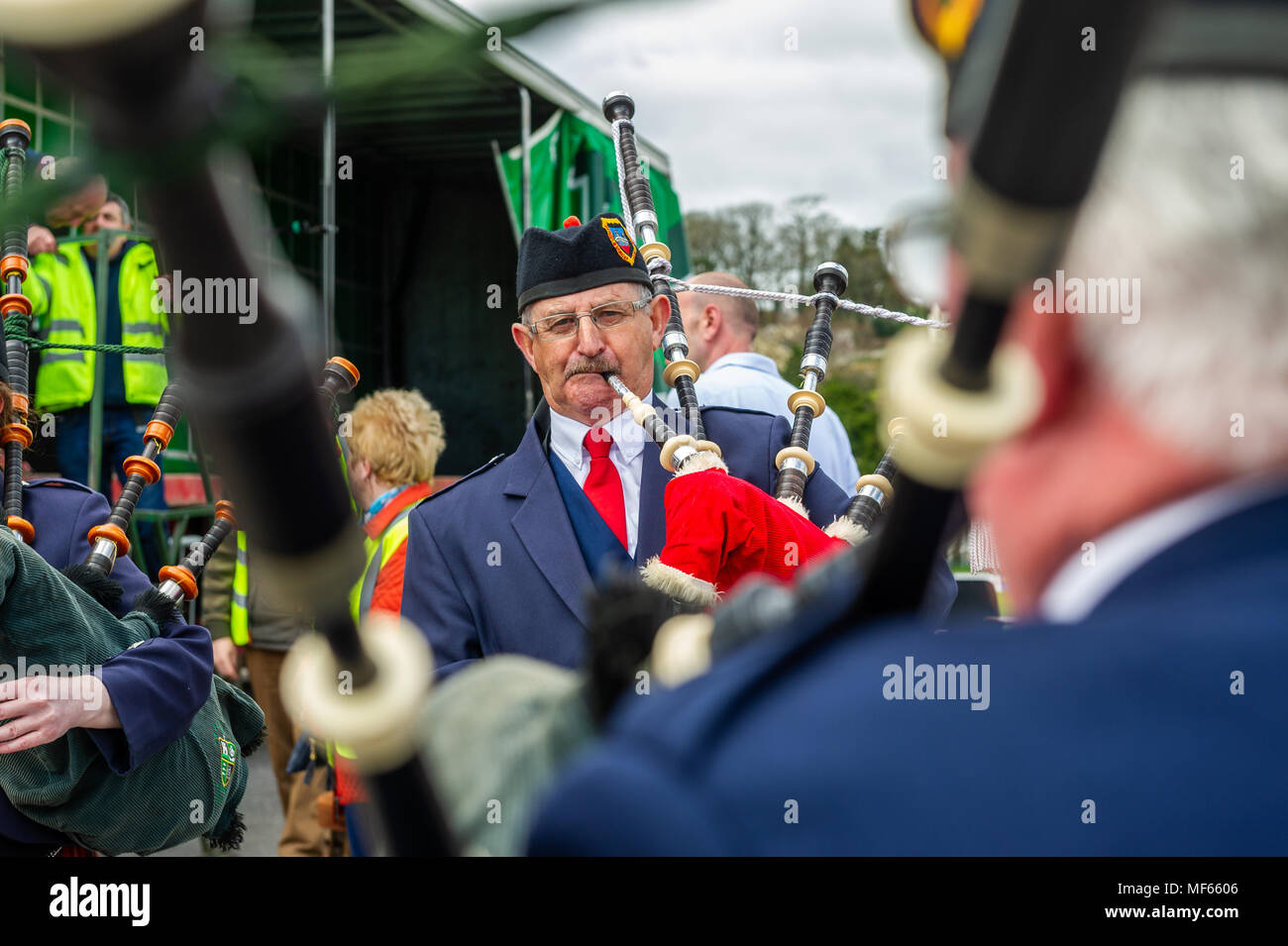 Bagpiper riproduce in un pipe band in un evento di beneficenza in Bandon, County Cork, Irlanda. Foto Stock