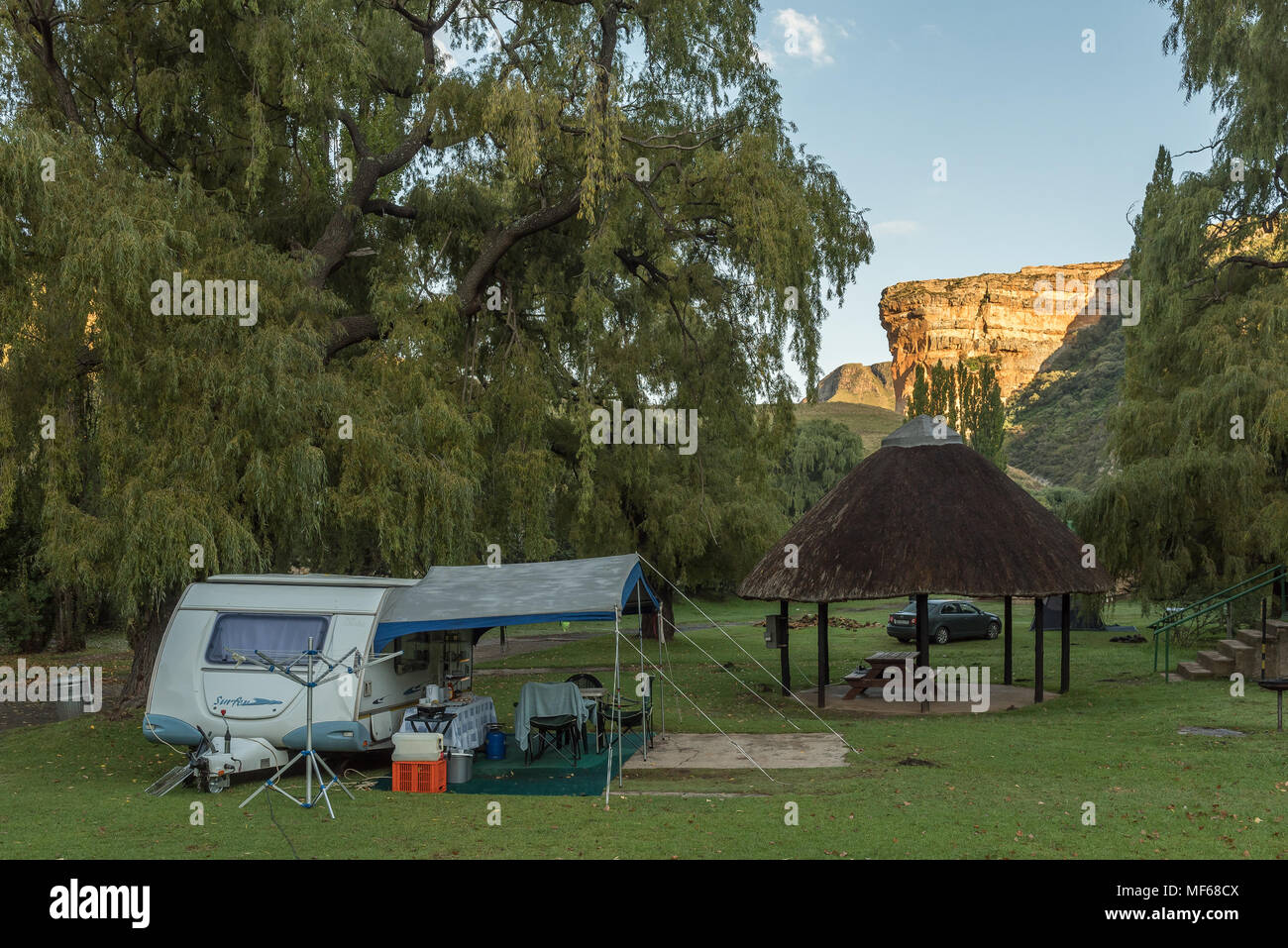 GOLDEN GATE HIGHLANDS NATIONAL PARK, SUD AFRICA - 14 Marzo 2018: il golden scogliera di arenaria del Brandwag all'alba con il Glen Reenen resto Ca Foto Stock