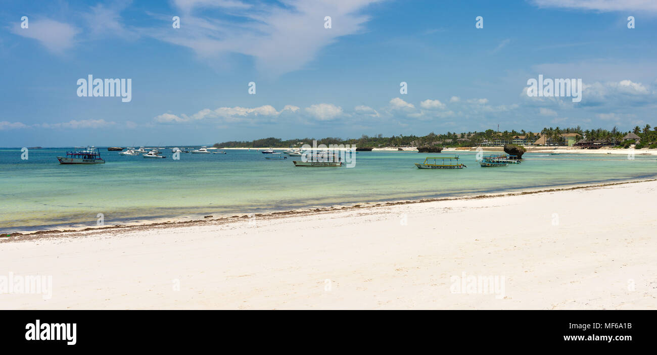 Vista panoramica di Watamu costa a bassa marea con la pesca e le imbarcazioni turistiche ormeggiato a riva, Watamu, Kenya Foto Stock