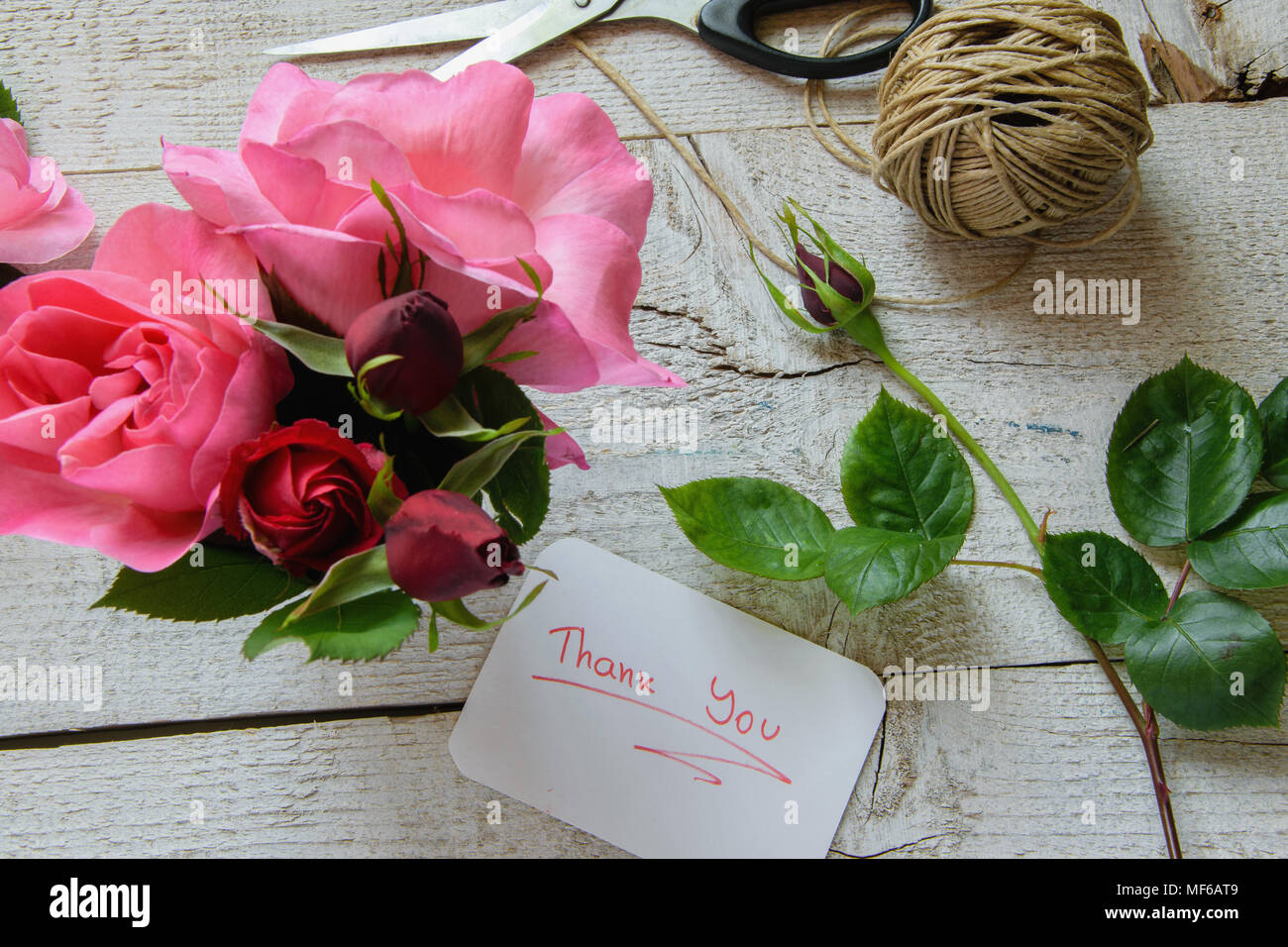 Vista superiore del decoratore sul posto di lavoro. Concetti - fiorist laici piana, professione, hobby, small business Foto Stock