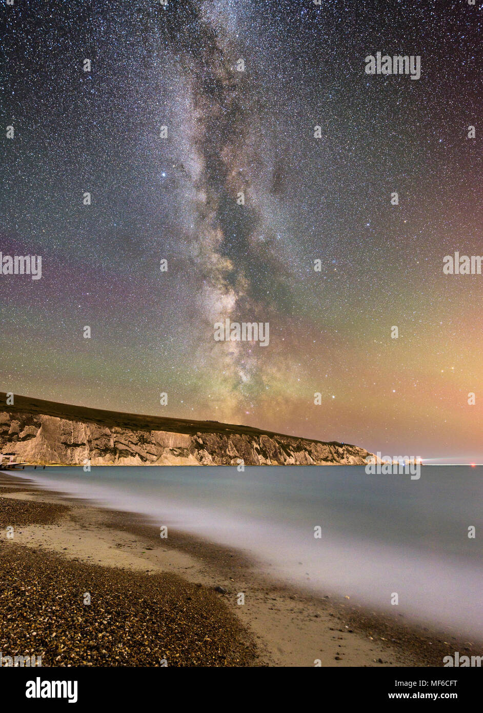 Via Lattea stelle sul mare e le scogliere di allume Bay, Isola di Wight Foto Stock