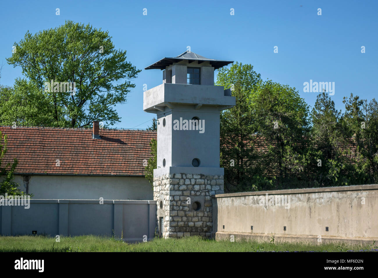 NIS, SERBIA - Aprile 21, 2018: campo di concentramento con torre di avvistamento, Storia Concetto di immagine Foto Stock