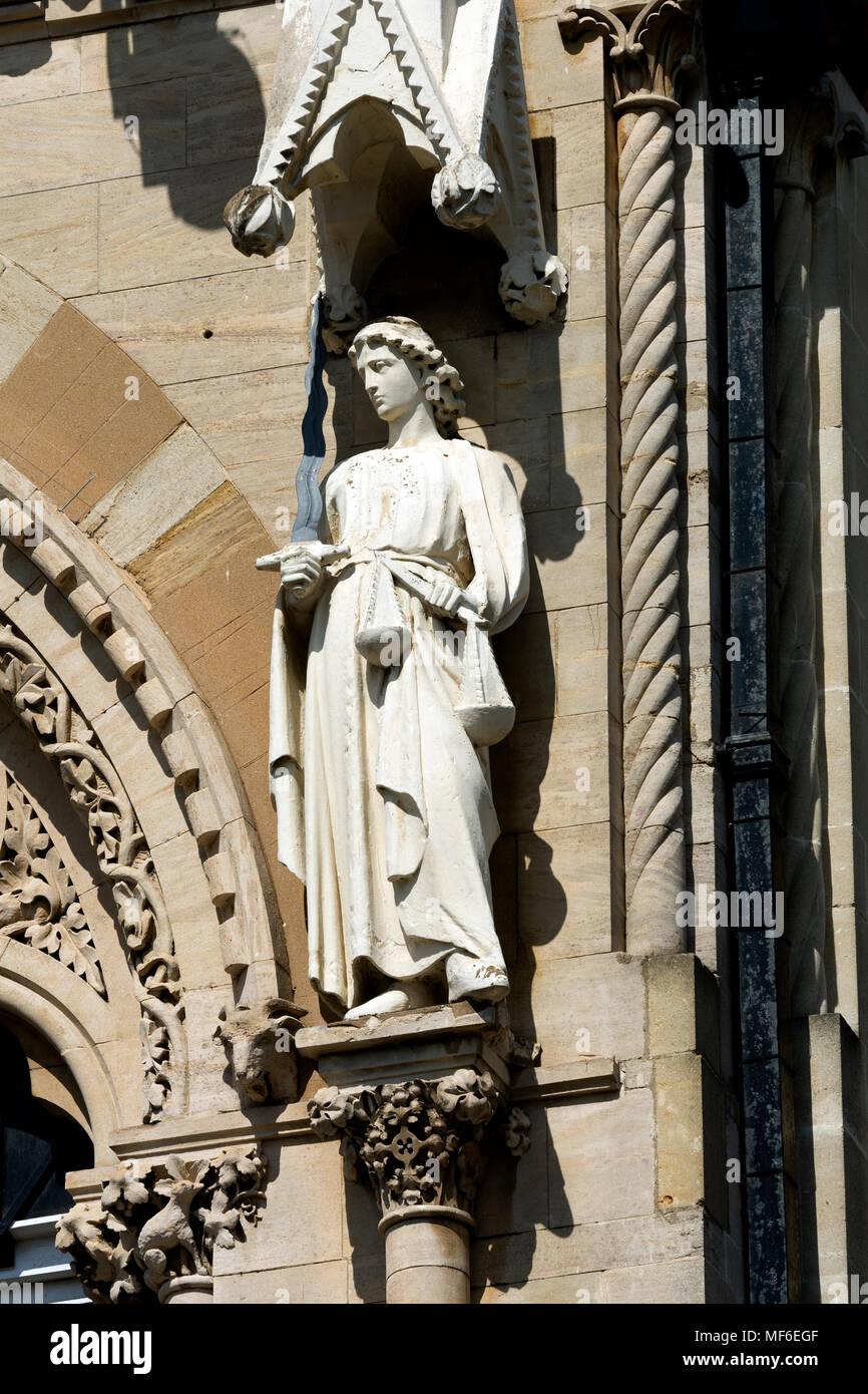 Saint Michael statua sulla la Guildhall, Northampton, Regno Unito Foto Stock