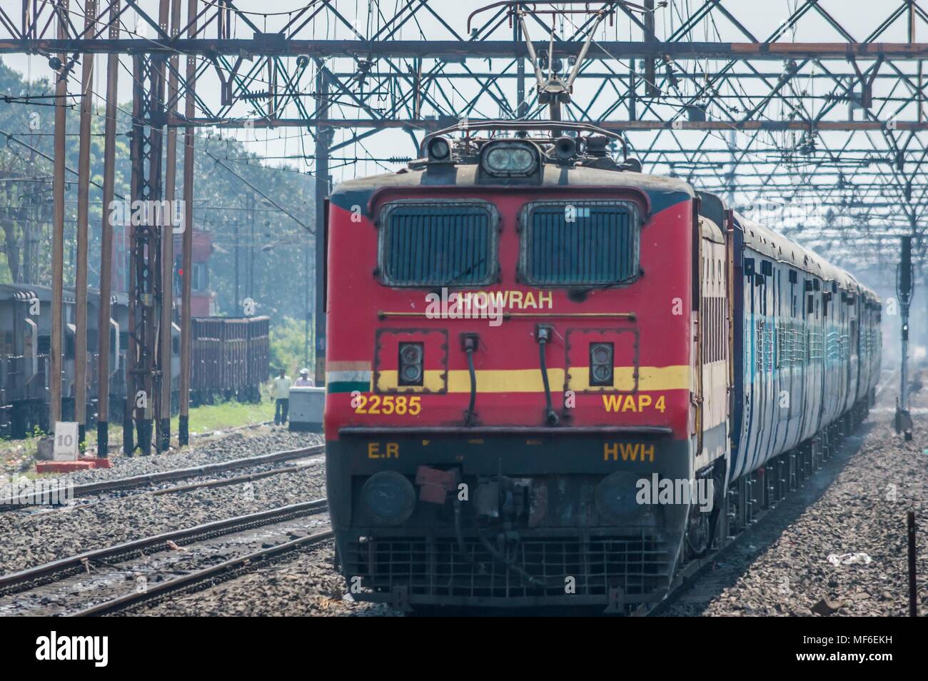 Kolkata, India - 4 Marzo 2018: treno Express trainato da un locomotore elettrico motore in viaggio verso quella di Howrah station dopo una notte di viaggio, Kolk Foto Stock