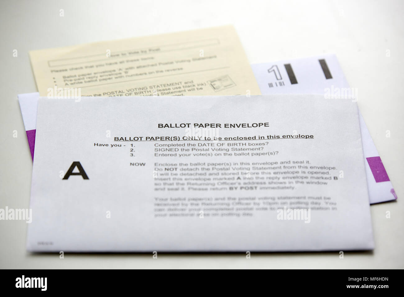 London Borough of Haringey voto cartaceo avvolgono per il voto postale di elettori registrati. Foto Stock