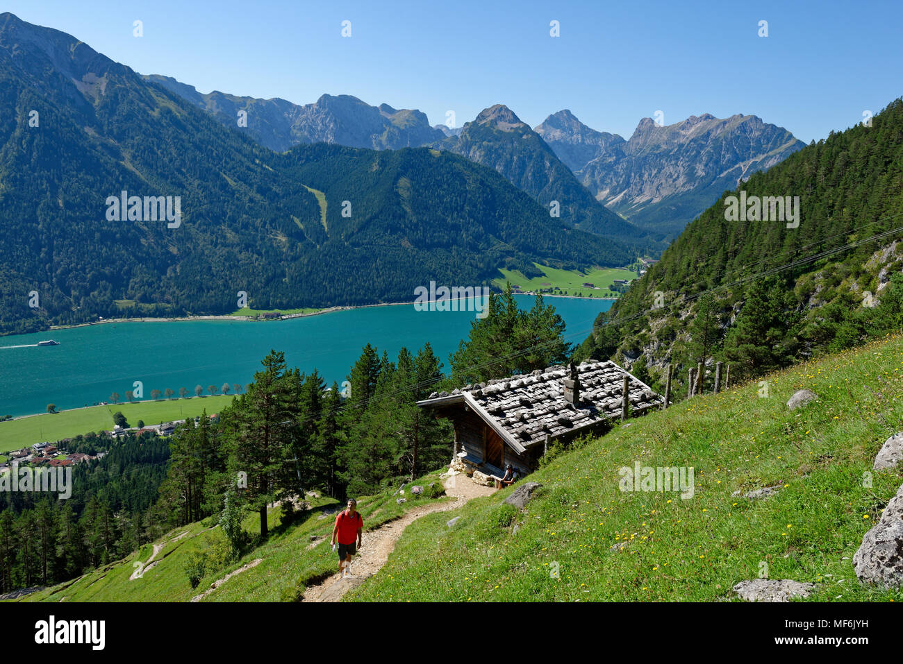 Escursionista presso Teisslalm, lago di Achen, montagne Rofan, Tirolo, Austria Foto Stock