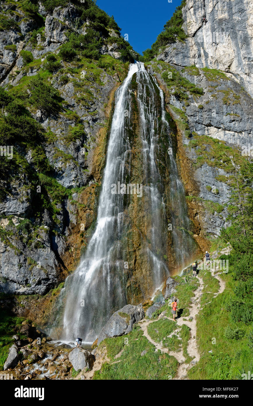 Escursionista, Dalfazer cascata, Rofan, Buchau, lago di Achen, montagne Rofan, Tirolo, Austria Foto Stock