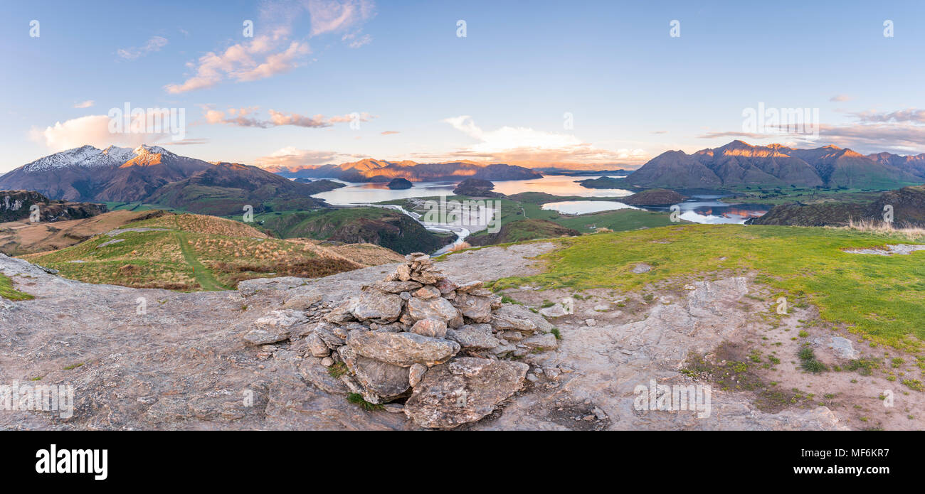 Tramonto, Vista panoramica sul lago Wanaka e montagne, picco roccioso, Glendhu Bay, Otago Southland, Nuova Zelanda Foto Stock