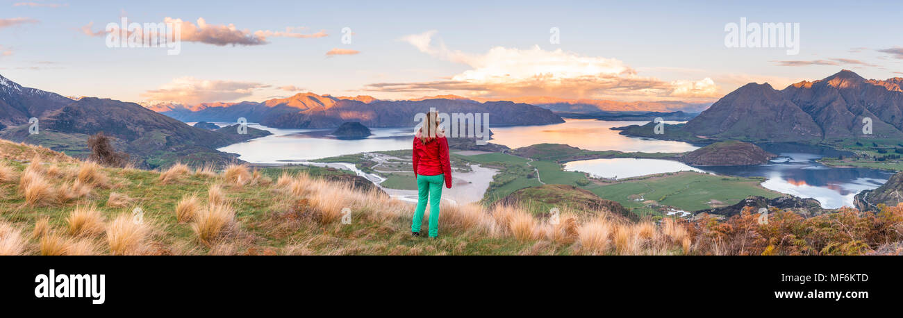 Escursionista affacciato sul lago Wanaka e montagne, picco roccioso, Glendhu Bay, Otago Southland, Nuova Zelanda Foto Stock