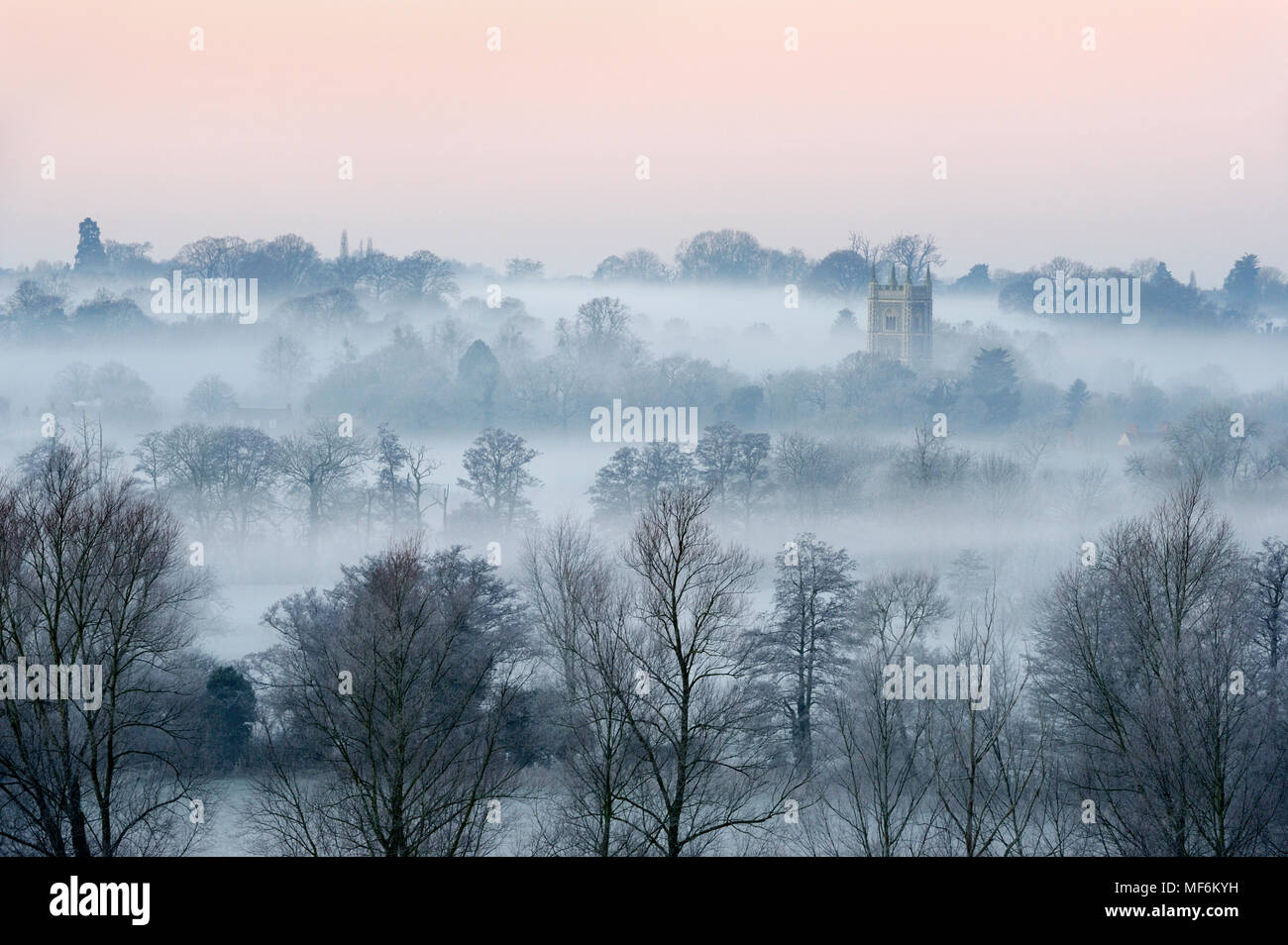 Dedham e Chiesa in trasformata per forte gradiente frost creata dalla nebbia di congelamento, Dicembre, Suffolk/Essex frontiere, Constable Country Foto Stock