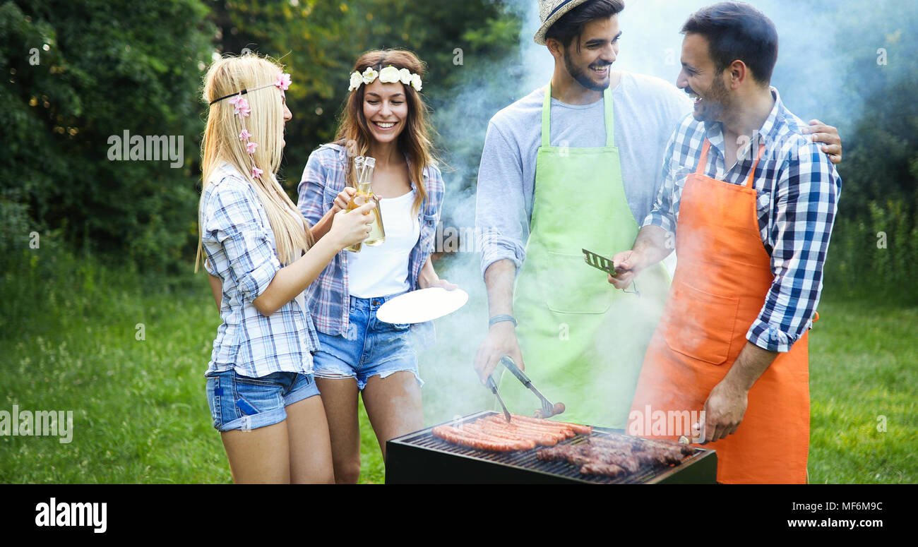 Le persone felici di campeggio e avente il barbecue party Foto Stock