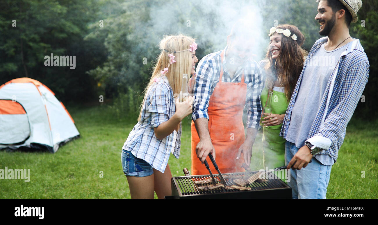 Gruppo di amici fare barbecue Foto Stock