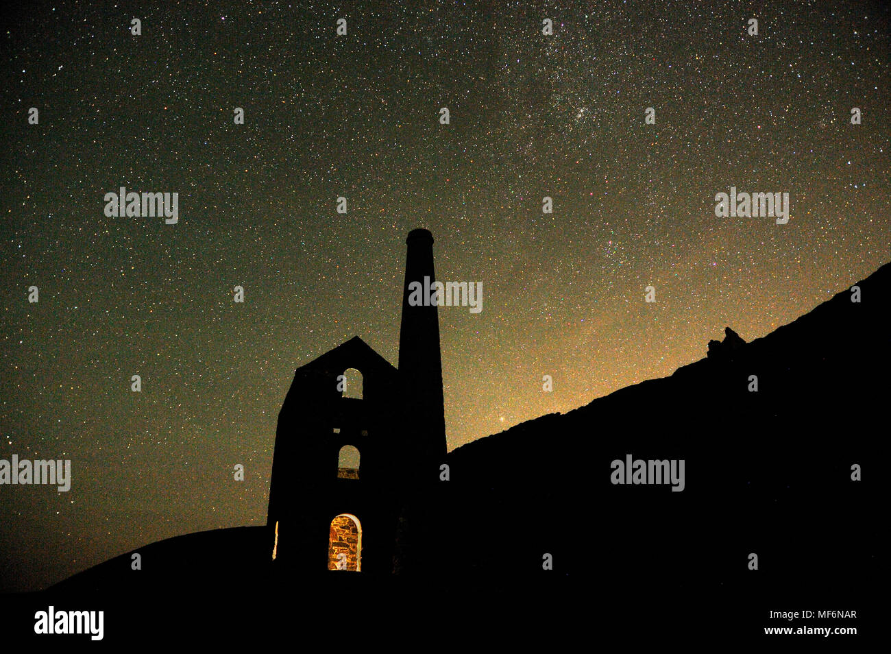 Abbandonato il Cornish miniera di stagno sotto il cielo stellato, Agosto Foto Stock