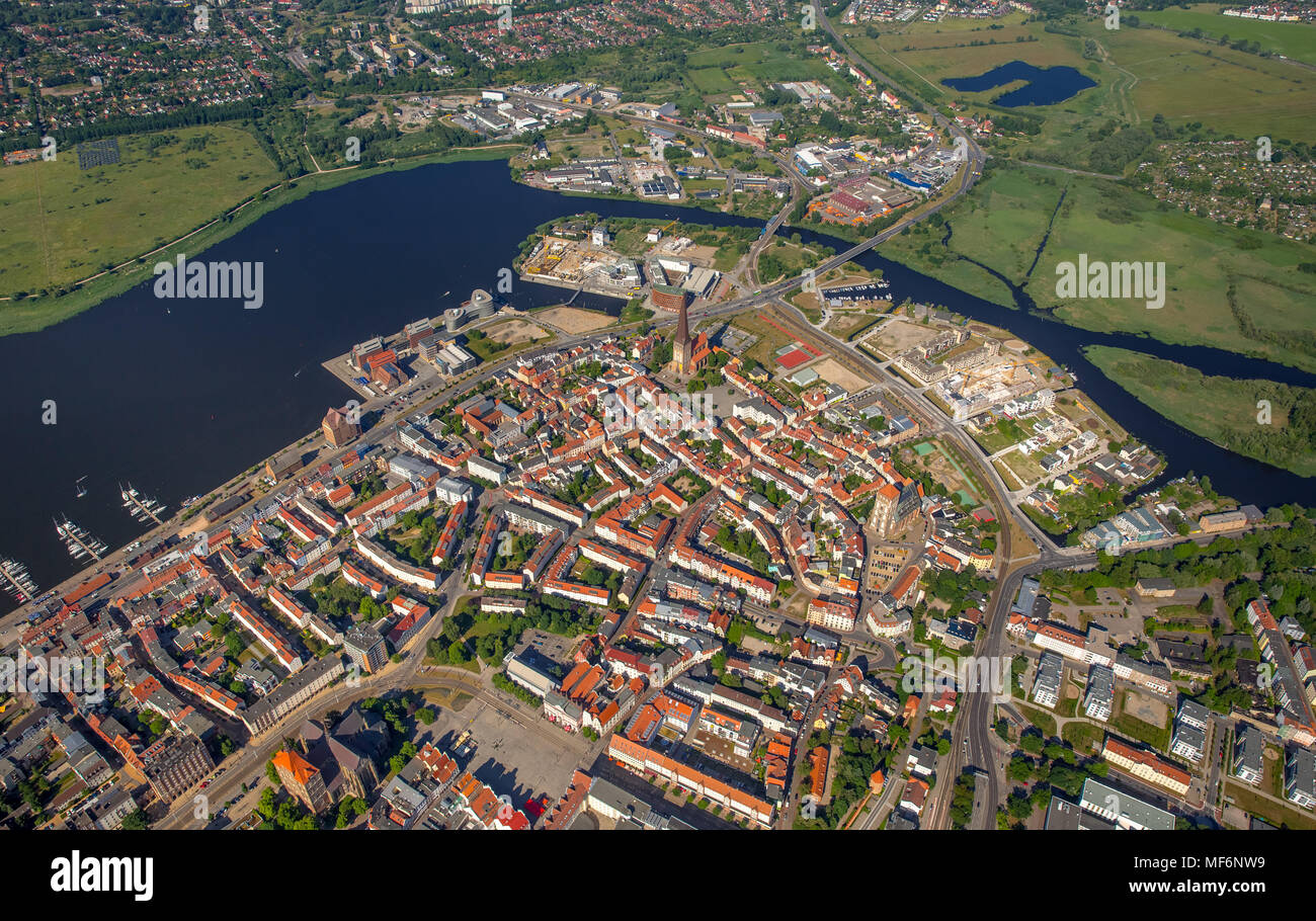 Il centro storico con la Basilica di San Pietro's Chiesa e fiume Unterwarnow, Rostock, Meclemburgo-Pomerania Occidentale, Germania Foto Stock
