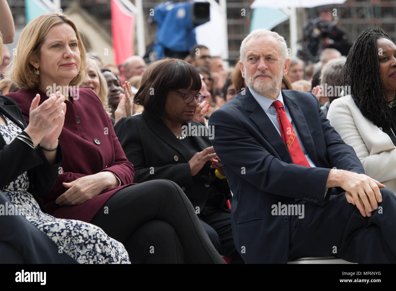 (Da sinistra a destra) Home Secretary Ambra Rudd, shadow Home Secretary Diane Abbott e leader laburista Jeremy Corbyn all'inaugurazione della statua del leader suffragist Millicent Fawcett, in Piazza del Parlamento, Londra. Foto Stock