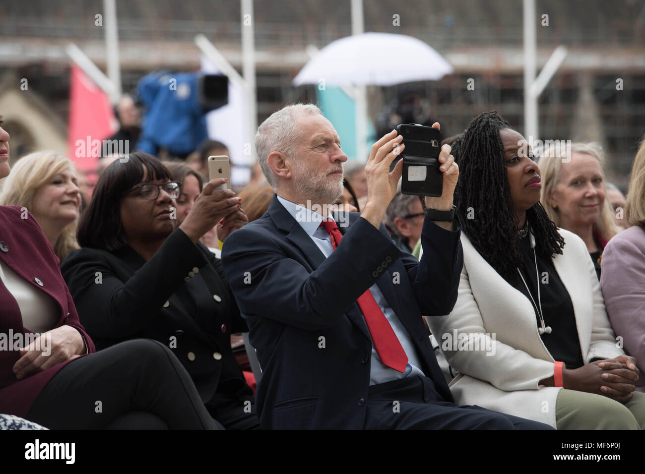 (Da sinistra a destra) ombra Home Secretary Diane Abbott, leader laburista Jeremy Corbyn e il ministro ombra per le donne Alba Butler all'inaugurazione della statua del leader suffragist Millicent Fawcett, in Piazza del Parlamento, Londra. Foto Stock