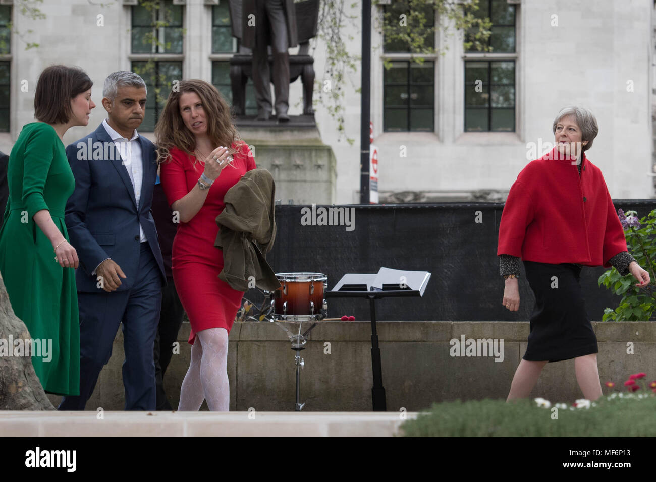 Caroline Criado-Perez (al centro), il sindaco di Londra Sadiq Khan e il Primo Ministro Theresa Maggio (a destra) dopo l inaugurazione della statua del leader suffragist Millicent Fawcett, in Piazza del Parlamento, Londra. Foto Stock