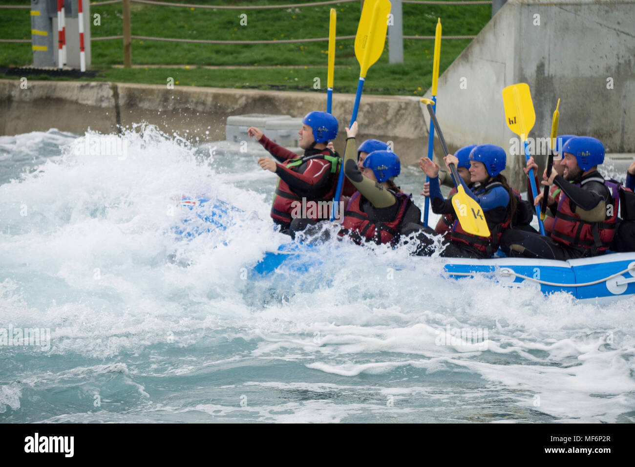 LONDON, Regno Unito - 21 Aprile 2018: le persone godono di rafting white water rapids a Lea Valley white water centre, Casa del 2012 corso olimpico Foto Stock