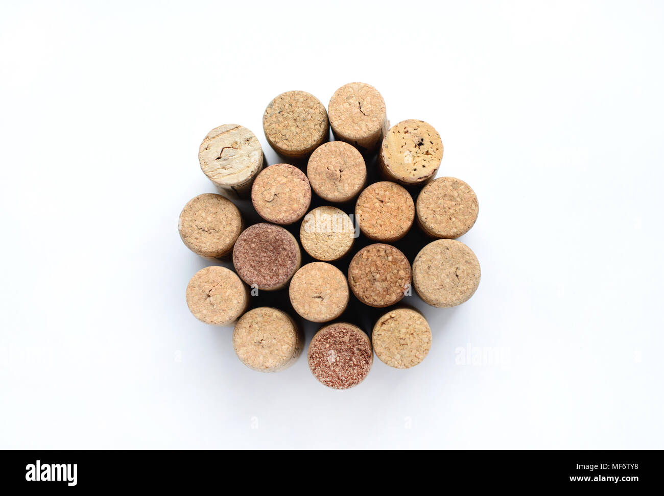Gruppo di tappi vino isolato su sfondo bianco Foto Stock