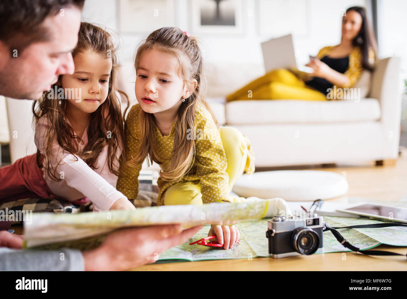 Giovane famiglia con due bambini di preparare per le vacanze. Foto Stock