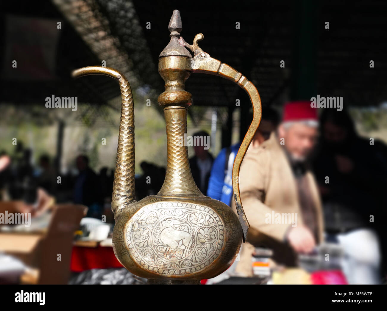 Brocca orientali e persone non identificate in background in un bazar Foto Stock