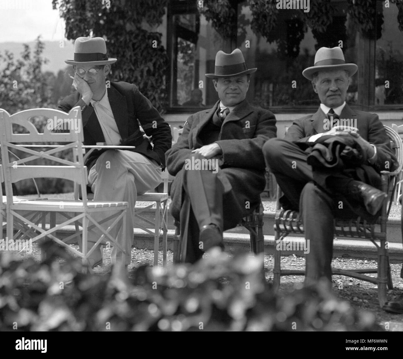 Lord Beaverbrook (centro) sedeva accanto alla legge Bonar (r) a Aix-les-Bains, Francia. *L'uomo di sinistra è non identificati. Foto Stock