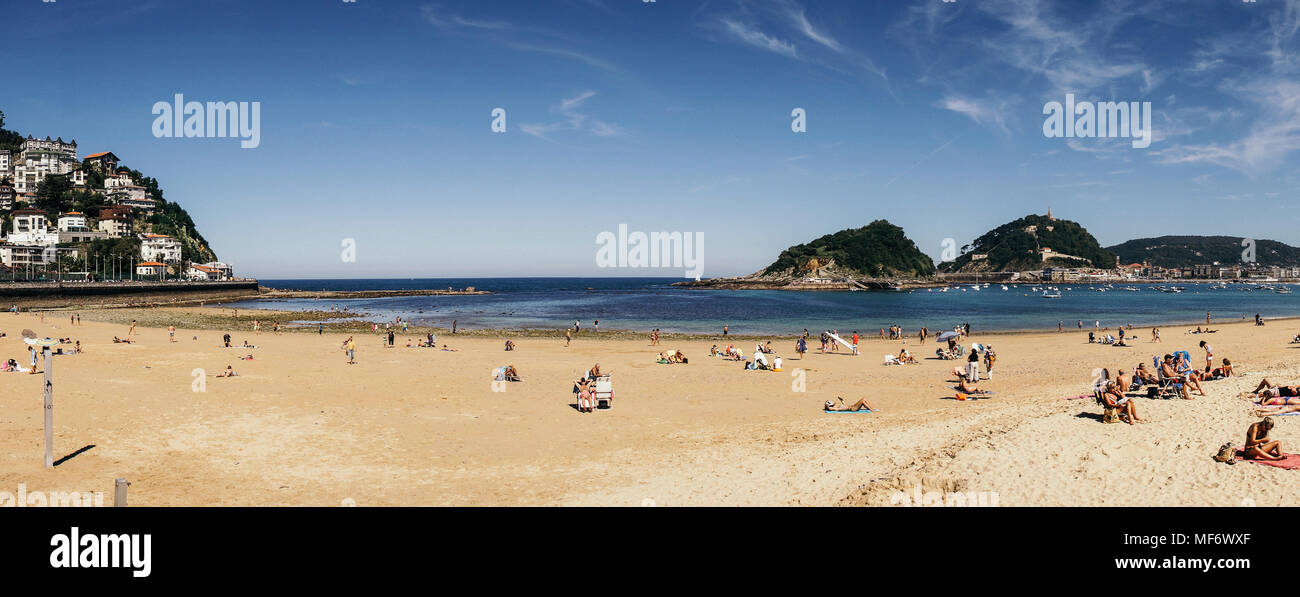 Vista panoramica di La Concha Beach in San Sebastian, in una rara giornata di sole a fine estate Foto Stock