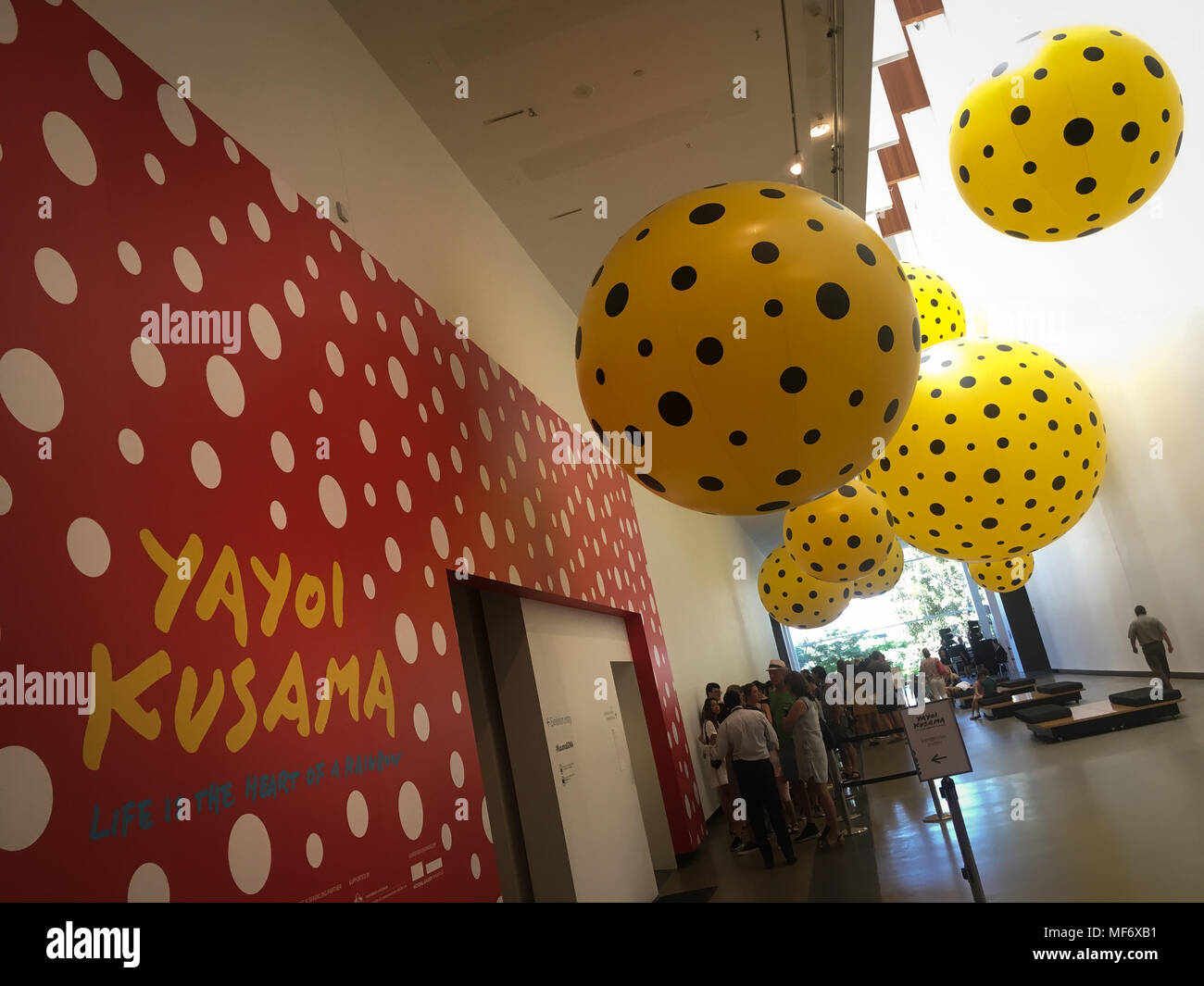 Yayoi Kusama "La vita è il cuore di un arcobaleno" Mostra d'arte, a Brisbane, Australia, il 19 gennaio 2018. Foto Stock