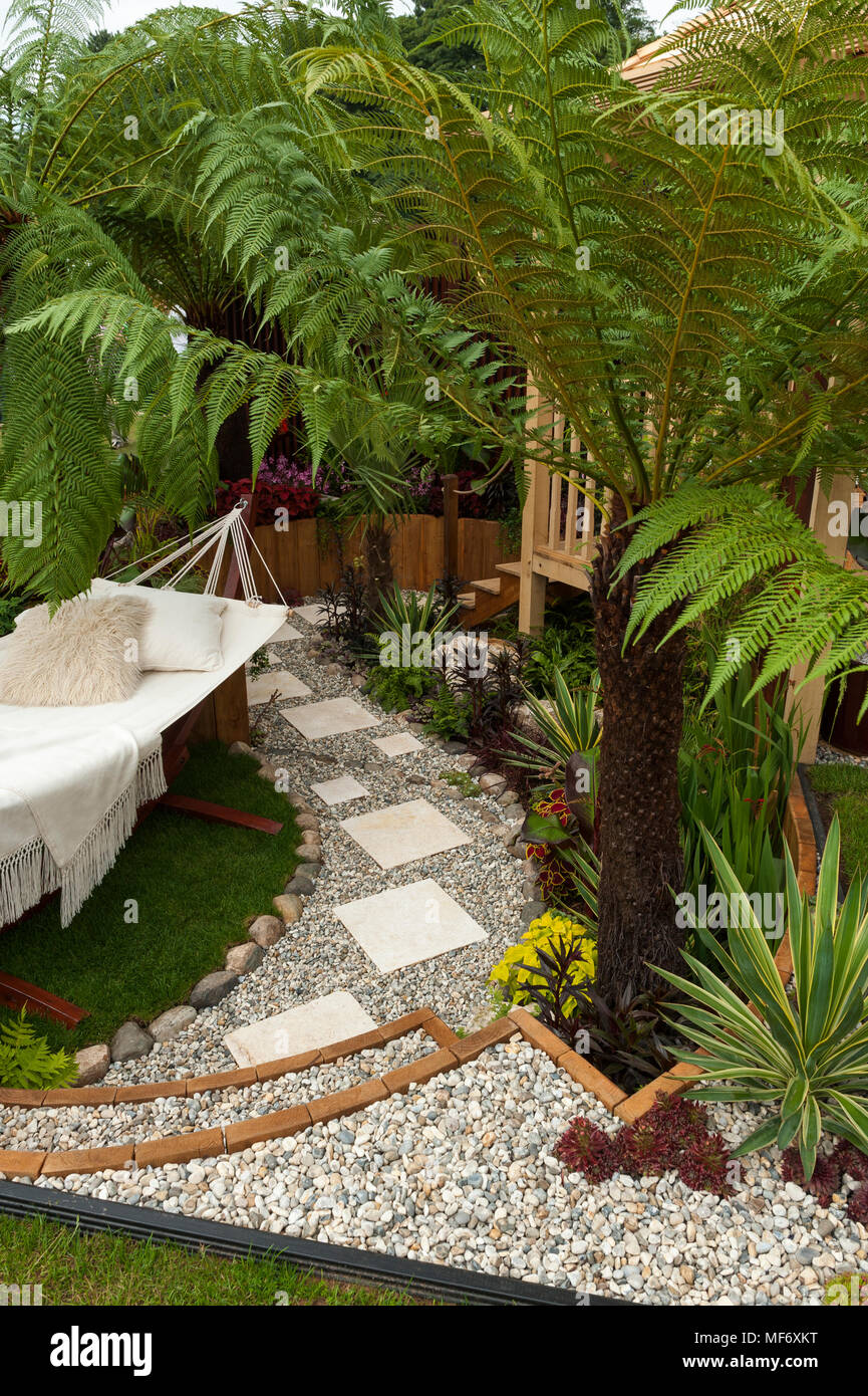 Palme esotiche, gazebo, amaca, percorso & fiori in stile tropicale giardino mostra - Visita Plantation: Colonial chic e Bajan radici. RHS mostrano Tatton Park. Foto Stock