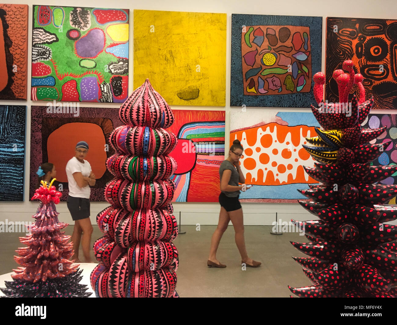 Yayoi Kusama "La vita è il cuore di un arcobaleno" Mostra d'arte, a Brisbane, Australia, il 19 gennaio 2018. Foto Stock