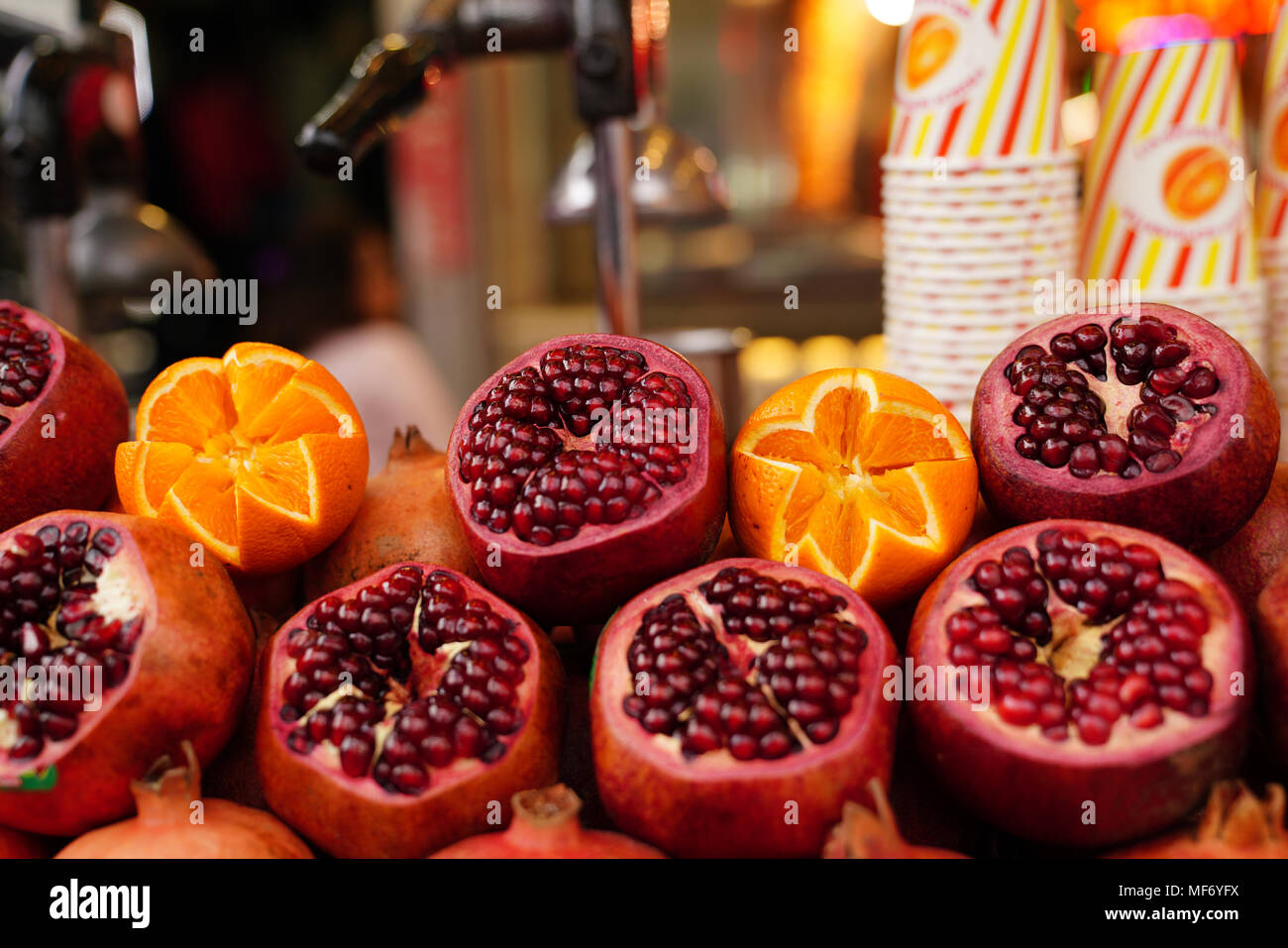 Il Melograno e arancione con carta monouso cup sono pronti per estrattore di succo sulla strada di Istanbul Foto Stock